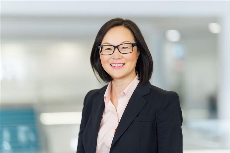 Dr. Michelle He headshot